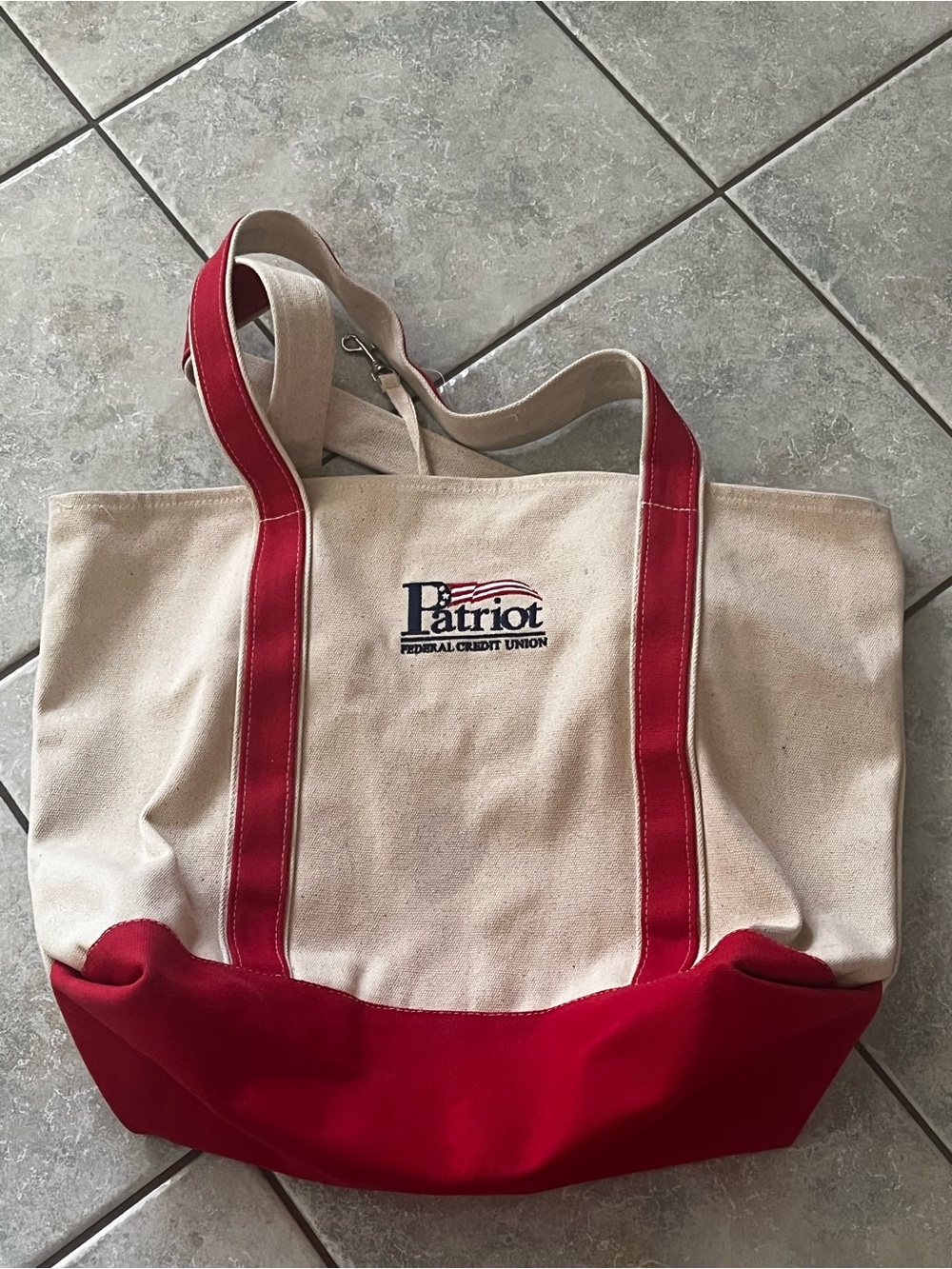 NWOT liberty bag 8872 Carmel Classic XL
Cotton Canvas Resort Tote red